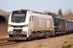 159 206-2 (90 80 2159 206-2 D-RCM) zusammen mit 155 007-8 (beide für EBS) und einem leeren Holzzug am 30.3.2021 auf dem Weg nach Saalfeld/Saale.