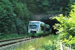 VT 322 der Erfurter Bahn (EB) am 23.7.2021 bei der Einfahrt zum Harrasmühlentunnel zwischen Neunhofen und Oppurg.