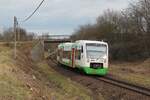 VT 320 der Erfurter Bahn (EB) am 17.2.2023 als RE 12 auf dem Weg von Saalfeld/Saale nach Leipzig Hbf. Hier beim Passieren der LPG-Brücke bei Pößneck