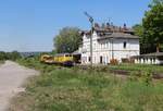 225 010-8 (Bahnbau Gruppe) fuhr am 15.05.22 mit einem Bauzug von Saalfeld nach Königsborn.