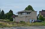 Blick auf das 1975 in Betrieb genommene Stellwerk B2 in Niederpöllnitz.