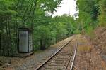 Bahntechnisch interessanter wird es kurz vor dem Erreichen des Hemmkoppentunnels bei Kilometer 31,6. Hier steht sowohl noch eine Fernsprecherbude als auch das ehemalige Vorsignal des Ziegenrücker Bahnhofs. Das Schild  Signal-Fernsprecher  an der Bude ist mittlerweile verschwunden. Den Abdruck davon sieht man noch. Streckenabschnitt Liebschütz-Ziegenrück der stillgelegten KBS556 / Foto vom 9.7.2022