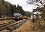 159 233 (raildox) fuhr am 04.02.22 mit einem Holzzug durch Lichtentanne nach Blankenstein.