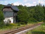 Einsam am Waldrand steht das Gebäude des Güterbahnhofs Lobenstein Süd 2,5 km südlich der Stadt.