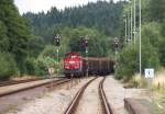 Wurzbach, ein Spitzkehrenbahnhof im Thringer Schiefergebirge - Die Sormitztalbahn mu zwischen Hockeroda und Heinersdorf einen Hhenunterschied von 360 Metern auf 24 Kilometern berwinden. Mit Steigungen von bis zu 4% ist die Strecke topografisch sehr schwierig. Mit Hilfe einer Spitzkehre wurde der Bau einiger Kunstbauwerke wie Brcken oder Tunnel vermieden. Diese Spitzkehre befindet sich im Bahnhof Wurzbach. Durch den regen Gterverkehr sind die Umfahrungsgleise noch ziemlich lang. Beim Personenverkehr wird das Umfahren beim Kopfmachen nicht mehr bentigt, weil nur noch Triebwagen im Einsatz sind. Bei den Gterzgen behilft man sich damit, dass im Sandwich gefahren wird. 261 063 bringt als Zuglok ihren Stammholzzug aus der Steigung aus Richtung Hockeroda (Saalfeld) in den Bahnhof Wurzbach. Danach fungiert die zweite Gravita als Zuglok und wird den Bahnhof nach rechts wieder verlassen. Bahnstrecke 6686 Hockeroda - Wurzbach/Thringen am 13.08.2013. Zwischen Wurzbach und Unterlemnitz ndert sich die Streckennummer in 6709.