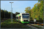 VT 303 der Erfurter Bahn erreicht am 10.10.2023 den Bahnhof Lobenstein.