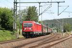 Die fast noch nagelneue DB Cargo-187 210-0 am 17.6.2022 mit einem Güterzug bei der Durchfahrt durch den Bahnhof von Orlamünde in Richtung Saalfeld (Saale)