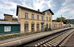 Das Empfangsgebäude des Bahnhofs Camburg(Saale) hat auch schon bessere Tage gesehen, wird aber bis voraussichtlich 2024 saniert.
Aufnahme aus dem Zugfenster.

🕓 13.8.2022 | 13:28 Uhr