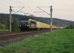 155 007-8 (EBS) zu sehen am 28.04.22 mit einem Bretterzug bei Orlamünde.