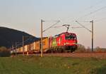193 357 fuhr am 27.04.21 mit einem KLV Zug in den letzten Sonnenstrahlen durch Etzelbach Richtung Saalfeld.