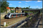 Vorbei am alten Stellwerk Cn verlässt 9442 315 von Abellio am 06.08.2022 den Bahnhof Camburg.