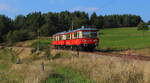 An der Flachstrecke der Oberweißbacher Bergbahn zwischen Cursdorf und Lichtenhain hier der Triebwagenzug 479 im Doppelpack kurz vor dem Ziel bei sommerlichem Septemberwetter am 05.09.2021
