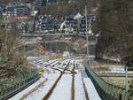 Von einem Überweg lässt sich der Einfahrbereich,aus Richtung Ernsthal,in den Bahnhof Lauscha sehr gut fotografieren.Aufgenommen von der Alten Chaussee am 28.Februar 2023.