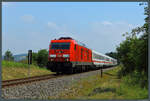 Mit dem IC 2152 nach Düsseldorf fährt 245 023 der DB Fernverkehr über den eingleisigen Streckenabschnitt der Holzlandbahn bei Rubitz.