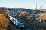 IC2155 Köln-Gera, gezogen von der 246 049-2, verlässt den Bahnhof Jena-Göschwitz in der untergehenden Sonne am Nachmittag des 22.11.2025
