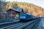 IC2152 Gera-Düsseldorf mit 246 049-2 durchfährt am 22.11.2025 den einsam gelegenen Haltepunkt Papiermühle auf dem Abschnitt Weimar-Gera