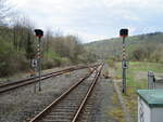 Die Lichtsignale für die Rückfallweichen,am 27.April 2022,im Kopfbahnhof Rauenstein.Auch die Teilung der Strecken nach Sonneberg links und nach Eisfeld rechts ist zuerkennen.