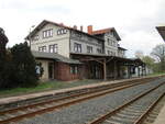 So sieht das Bahnhofsgebäude von Themar aus.Aufnahme am 27.April 2022.