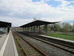 Ohne Besonderheiten ist der Bahnhof Eisfeld am 27.April 2022.