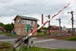 Stellwerk und Bahnübergang in der Tachbacher Straße in Themar, 07.06.2025