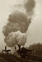 Mit einem schweren Güterzug verlassen 41 1144-6 und 41 1160-9 am Morgen des 12.04.2014 den Bahnhof Bad Salzungen, am Zugschluss schiebt 50 0072-4 nach