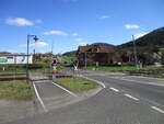 Die Zufahrtsstraße,nach Walldorf/Werra,überquert die Werrabahn am Bahnhof.Aufgenommen am 06.April 2025.