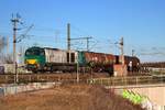 Eine BR 272 (Vossloh G 2000 BB) als Kesselzug befährt in Halle (Saale), Kasseler Straße, das Verbindungsgleis zur Bahnstrecke Halle–Bebra (KBS 580) in südlicher Richtung.