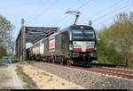 193 865-3 (Siemens Vectron) MRCE und 227 ???, beide für die Strabag SE, mit Kastenwagen fahren in Schkopau auf der Bahnstrecke Halle–Bebra (KBS 580) Richtung Großkorbetha.