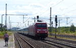 DB 101 047-9 mit IC-Wagen Richtung Erfurt, am 09.07.2018 in Neudietendorf.