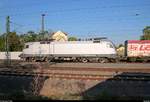 Containerzug mit 182 600-7 (Siemens ES64U2-100) der Hupac AG durchfährt den Bahnhof Merseburg auf der Bahnstrecke Halle–Bebra (KBS 580) Richtung Großkorbetha.