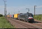 KLV-Zug mit 182 511-6 MRCE (Siemens ES64U2-011) fährt in Großkorbetha auf der Bahnstrecke Halle–Bebra (KBS 580) Richtung Bahnhof Großkorbetha.
(Neubearbeitung)
[10.5.2018 | 9:46 Uhr]