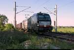 193 865 (Siemens Vectron) der Strabag SE mit offenen vierachsigen Güterwagen passiert die Steinlache bei Kollenbey auf der Bahnstrecke Halle–Bebra (KBS 580) Richtung Merseburg.