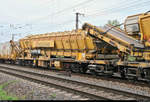 Blick auf eine Materialförder- und Siloeinheit Plasser & Theurer MFS 100 S (99 80 9552 009-9 D-ERD) der Eiffage Rail Niederlassung der Eiffage Infra-Bau SE, die in einem Bauzug mit 218 469-5