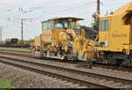 Blick auf eine Schotterplanier- und Profilierungsmaschine Plasser & Theurer SSP 110 SW (NVR-Nummer nicht bekannt) der Eiffage Rail Niederlassung der Eiffage Infra-Bau SE, die in einem Bauzug mit 218