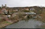 812 028-0 (Tz 9028  Freistaat Sachsen ) überquert als Umleiter die Saale in Saaleck, mit der gleichnamigen Burgruine am linken Bildrand.