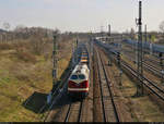 228 757-1 (118 757-4 | 118 357-3 | DR V 180 357) dieselt mit einigen leeren Flachwagen in Halle (Saale), Dieselstraße/Europachaussee, Richtung Bft Halle Gbf Süd.