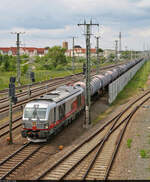 248 005-1  Guntea  (VE 23 | Siemens Vectron Dual Mode) unterwegs mit Kesselwagen in Halle-Ammendorf Richtung Merseburg Hbf.
Aufgenommen von der Brücke Hohe Straße.

🧰 Mindener Kreisbahnen GmbH (mkb)
🚩 Bahnstrecke Halle–Bebra (KBS 580)
🕓 4.6.2021 | 16:16 Uhr