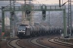 185 551-9 der MRCE mit einem Kesselwagenzug bei der Durchfahrt der Signalbrcke in Bad Ksen,Richtung Naumburg fahrend,14.02.2011