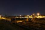 Abendstimmung: Blick auf die Bahnstrecke Halle–Bebra (KBS 580) in nördlicher Richtung in Halle (Saale), Kasseler Straße, beim Warten auf den AKE-Rheingold-Sonderzug.