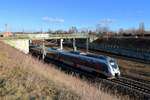 Zum Ende des Jahres 2017 schien zum Glück des Fotografen einmal die Sonne.
Eine BR 9442 (Bombardier Talent 2) von Abellio Rail Mitteldeutschland als RE 74586 (RE18) von Halle (Saale)Hbf nach Saalfeld (Saale) fährt in Halle (Saale), Kasseler Straße, auf der Bahnstrecke Halle–Bebra (KBS 580). [29.12.2017 | 13:14 Uhr]