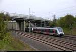 9442 611 (Bombardier Talent 2) von Abellio Rail Mitteldeutschland als RE 74592 (RE18) von Halle(Saale)Hbf nach Saalfeld(Saale) unterquert die Europachaussee in Halle-Ammendorf auf der Bahnstrecke