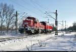 Nachschuss auf die verschneite 261 024-4 (Voith Gravita 10 BB), die von 218 249-1 durch Schkopau Richtung Merseburg Hbf geschleppt wird.