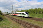 DB 415 024  Hansestadt Rostock  + 411 508  Berlin  als ICE 1651 von Wiesbaden Hbf nach Dresden Hbf, am 06.05.2022 in Wandersleben.