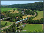 143 175-8 der Salzland Railservice überquert mit dem RB25-Ersatzzug am 24.07.2022 die Saale bei Saaleck.