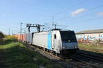 Crossrail 185 687-1 mit einem ZIH-Containerwagenzug von München Ost nach Berlin, am 27.10.2022 in Vieselbach.