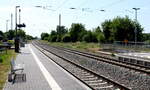 Der Bahnsteig 1 in Leißling am 12.06.2023, mit Blick Richtung Naumburg (Saale).