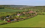Durch das Saaletal bei Saaleck schlängelt sich ein gemischter Güterzug mit einer 185 Richtung Großheringen.