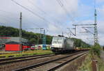 Captrain Polska 186 353-9 mit CLIP-Containertragwagen Richtung Erfurt, am 04.08.2025 in Eisenach.