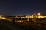 Abendstimmung: Blick auf die Bahnstrecke Halle–Bebra (KBS 580) in nördlicher Richtung in Halle (Saale), Kasseler Straße, beim Warten auf den AKE-Rheingold-Sonderzug.