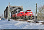 Geschlepptes Diesel-Doppel:  Nachschuss auf 261 088-9 (Voith Gravita 10 BB) und eine 233 (Nummer durch Eis verdeckt), die von 185 224-3 über die Saale in Schkopau Richtung Halle-Ammendorf gezogen